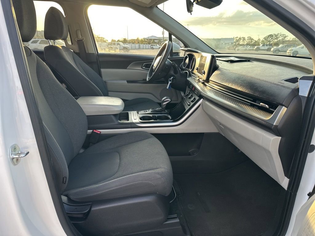 Used 2022 Kia Carnival LX image 10