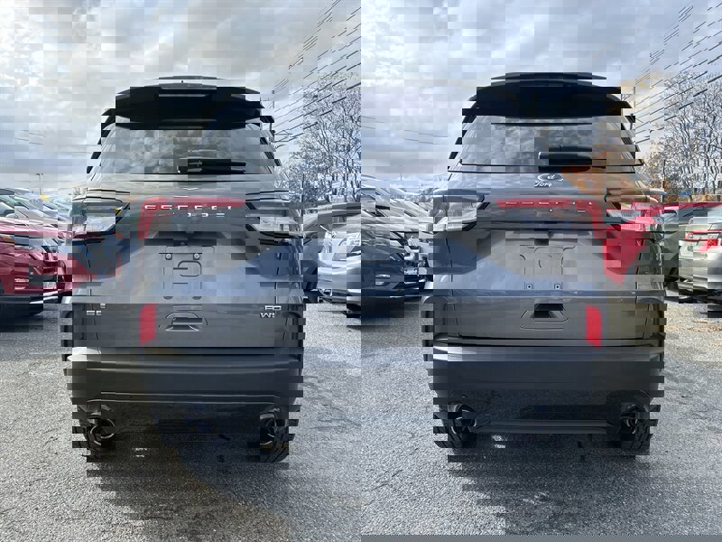 Used 2021 Ford Escape SE w/ SE Sport Appearance Package image 5