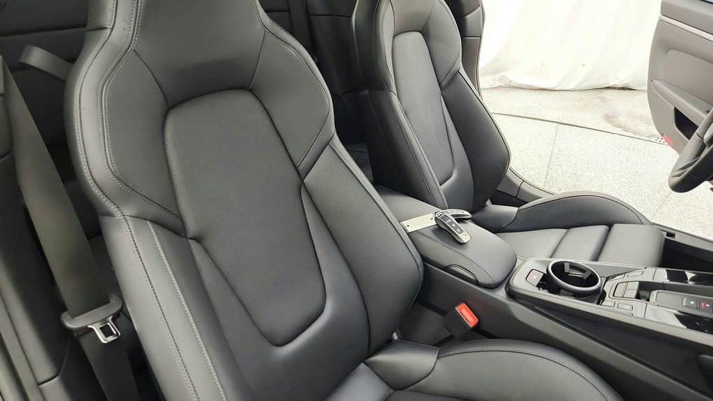 Used 2025 Porsche 911 Carrera RWD image 25