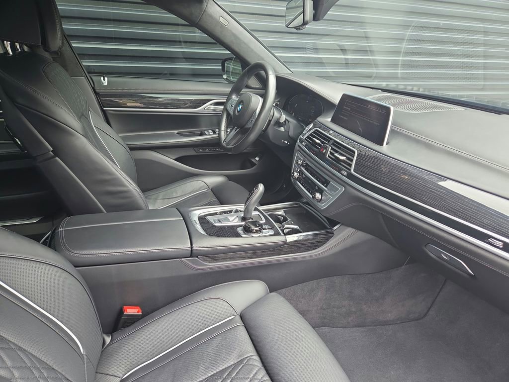 Used 2020 BMW 750i xDrive w/ Executive Package AWD/4WD image 18