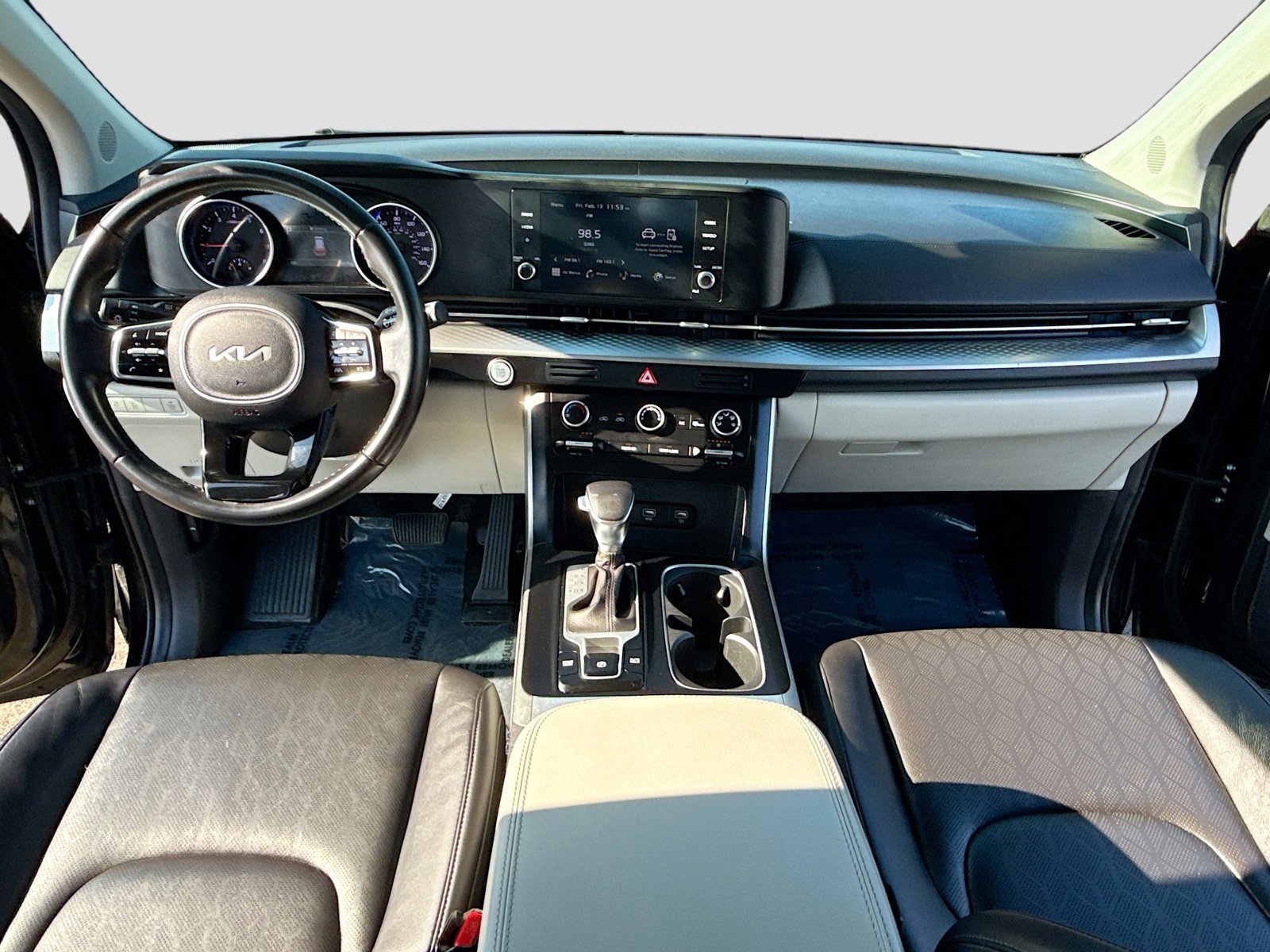 Used 2023 Kia Carnival LX image 3