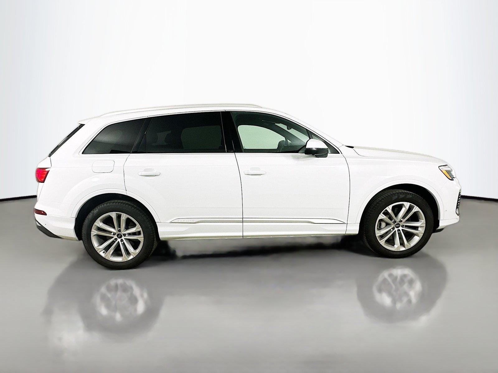 Certified 2025 Audi Q7 2.0T Premium AWD/4WD image 4