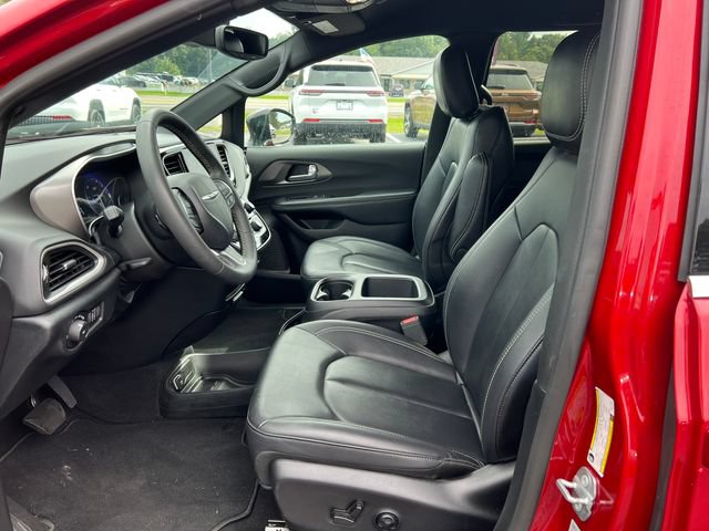 Used 2025 Chrysler Pacifica Select FWD image 3