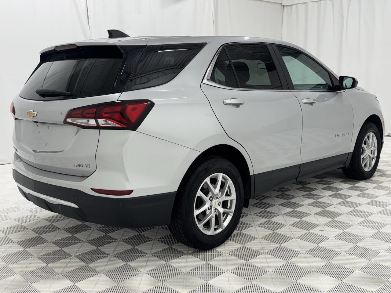 Used 2022 Chevrolet Equinox LT w/ Driver Convenience Package image 4