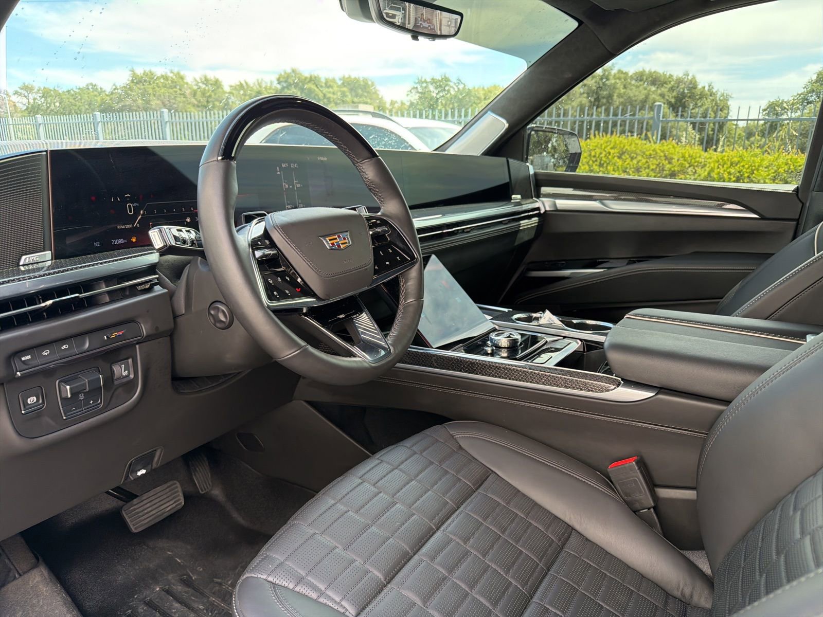 Used 2025 Cadillac Escalade ESV V AWD/4WD image 4