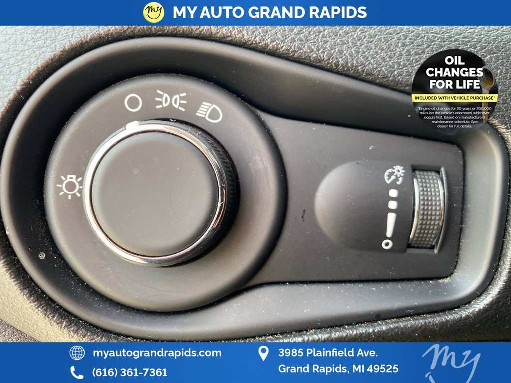 Used 2023 Jeep Renegade Latitude AWD/4WD image 17