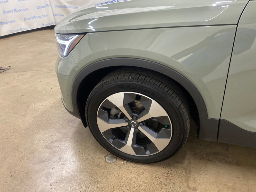 Used 2023 Volvo XC40 B5 Plus w/ Driver Assist Package AWD/4WD image 19