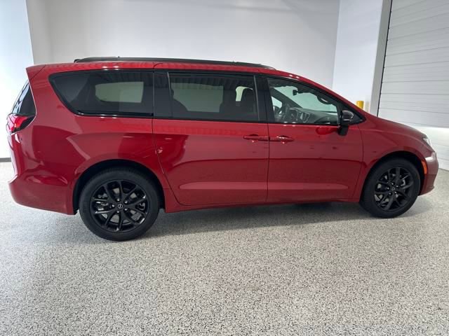 New 2026 Chrysler Pacifica Limited w/ S Appearance Package image 28