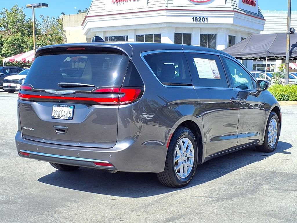 Used 2023 Chrysler Pacifica Touring-L image 5