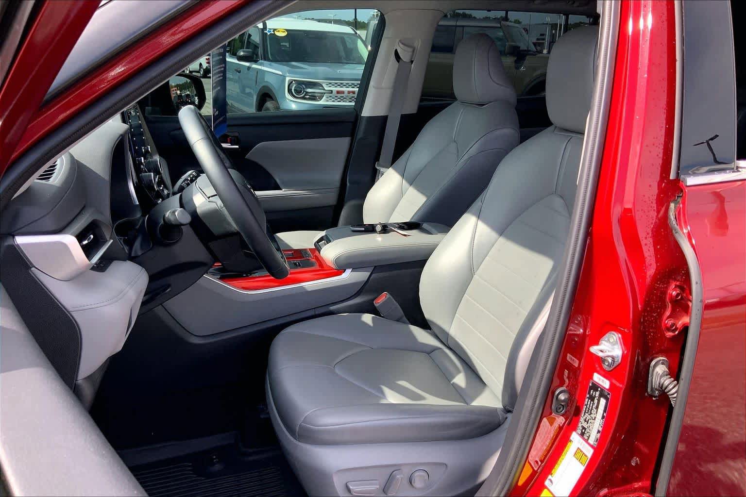 Used 2021 Toyota Highlander XLE FWD image 8