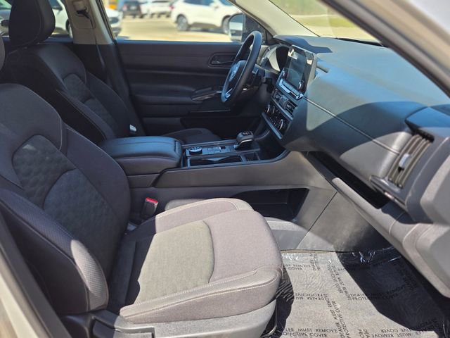 Used 2024 Nissan Pathfinder S image 16