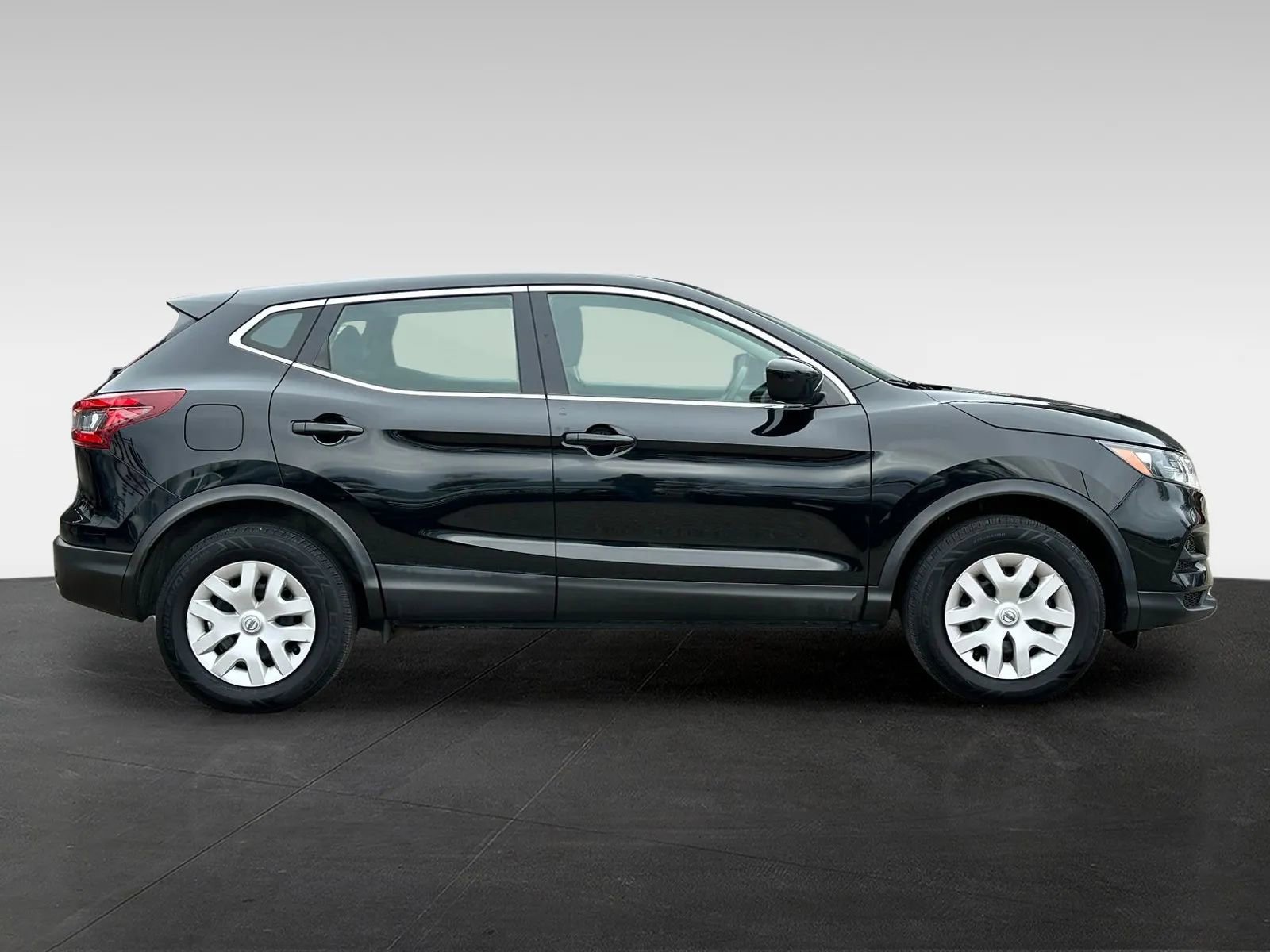 Used 2020 Nissan Rogue Sport S image 8
