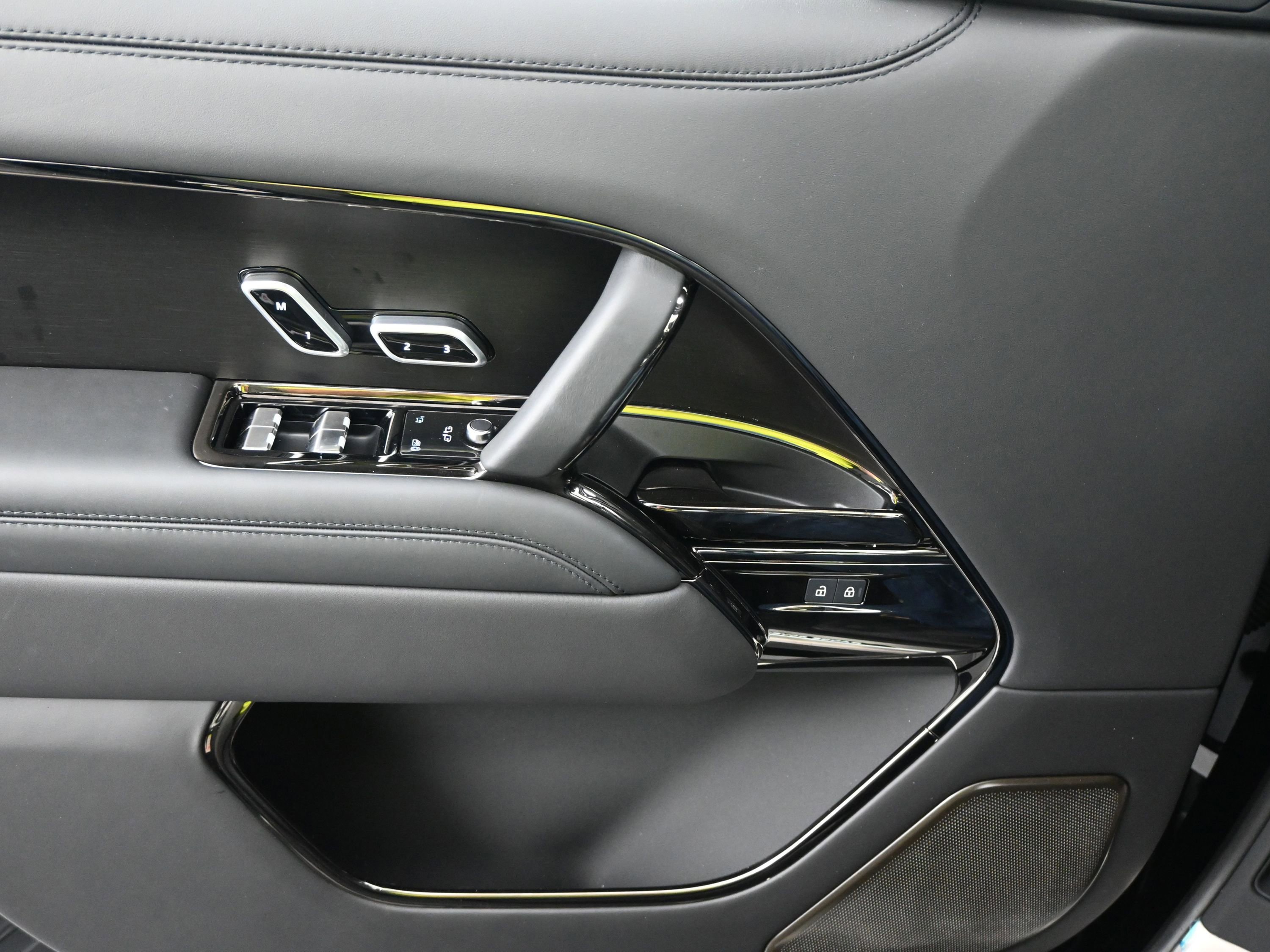 New 2025 Land Rover Range Rover SV image 14
