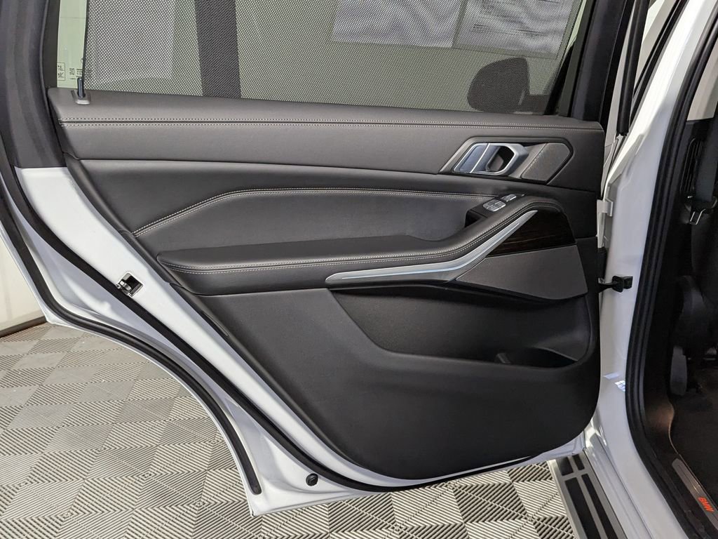 Used 2023 BMW X7 xDrive40i image 45