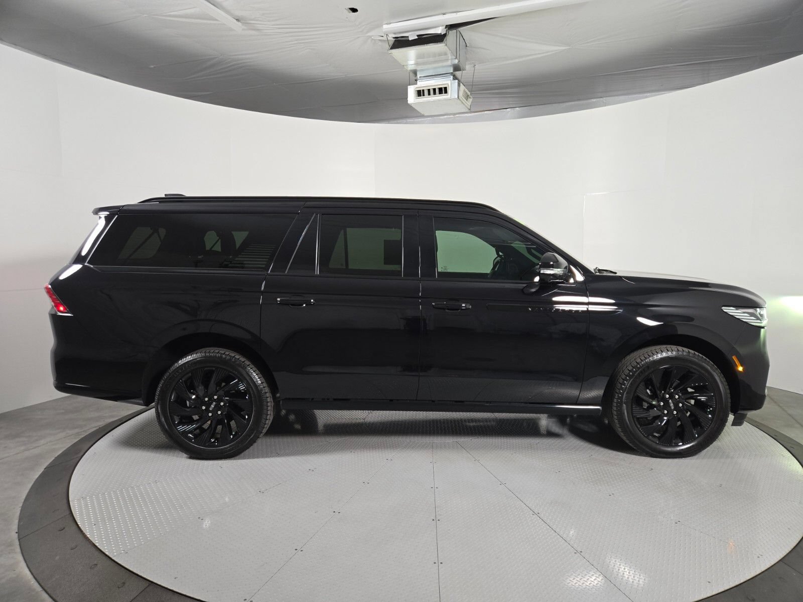 Used 2026 Lincoln Navigator L Reserve w/ Jet Appearance Package AWD/4WD image 3