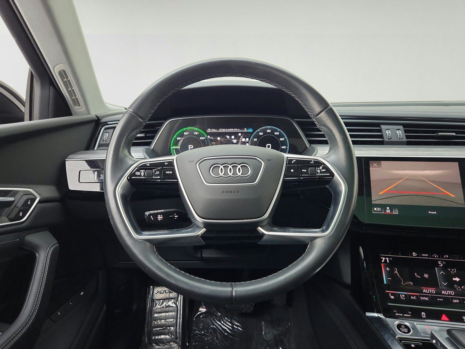 Used 2023 Audi e-tron Premium Plus w/ Premium Plus Package AWD/4WD image 22