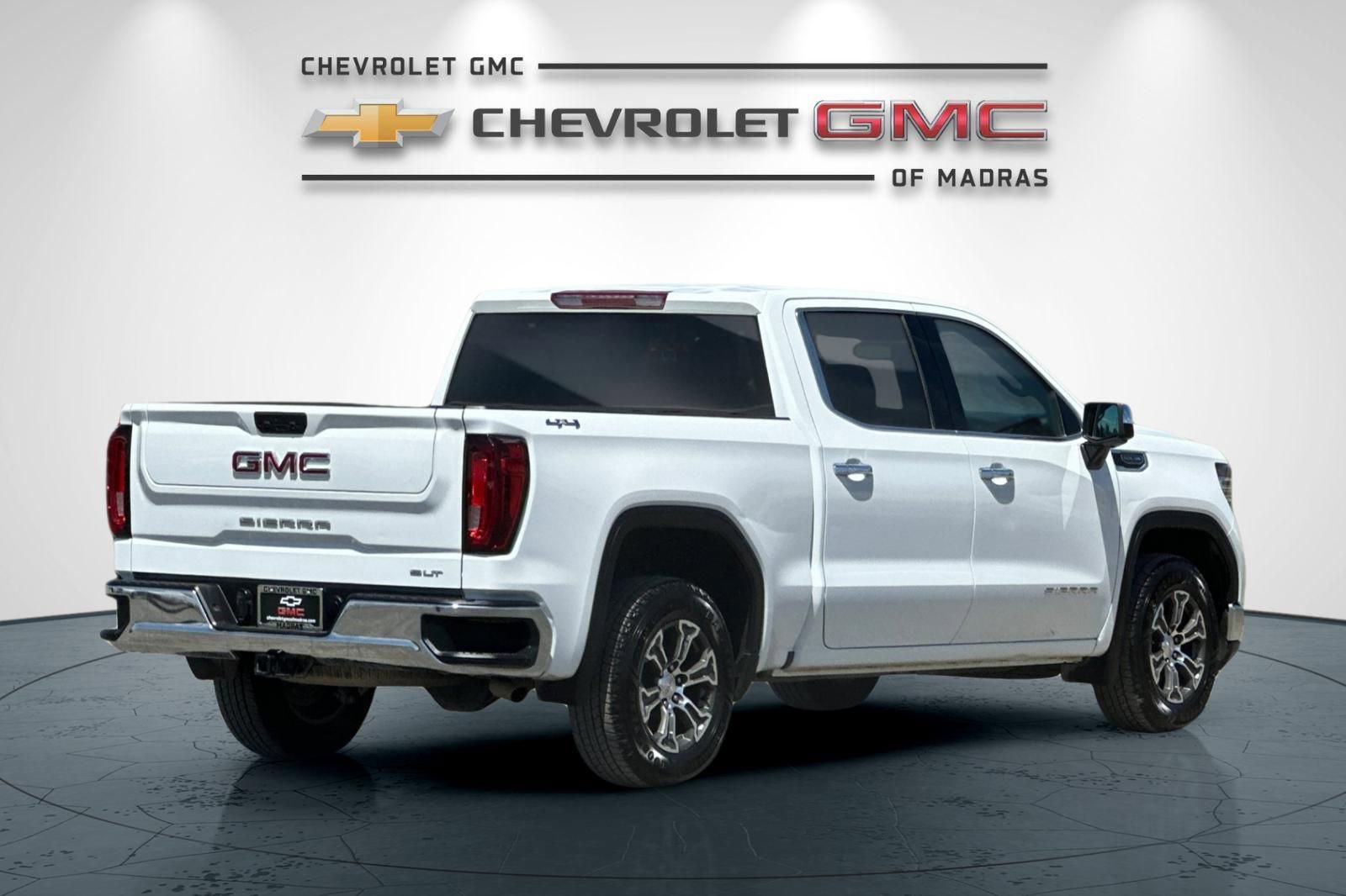 Used 2024 GMC Sierra 1500 SLT image 3