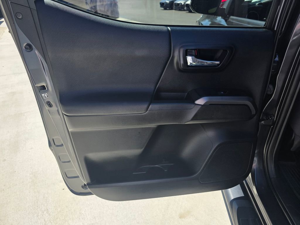 Used 2018 Toyota Tacoma TRD Sport w/ Technology Package image 9