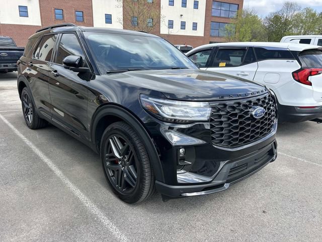 Used 2025 Ford Explorer ST image 3