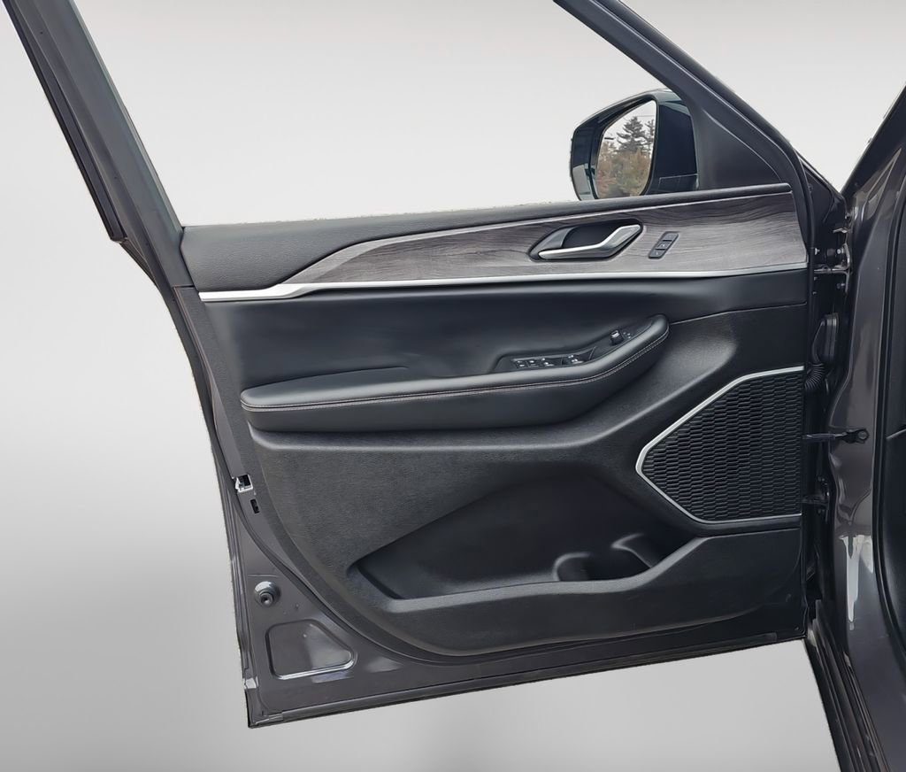 Used 2022 Jeep Grand Cherokee L Limited image 15