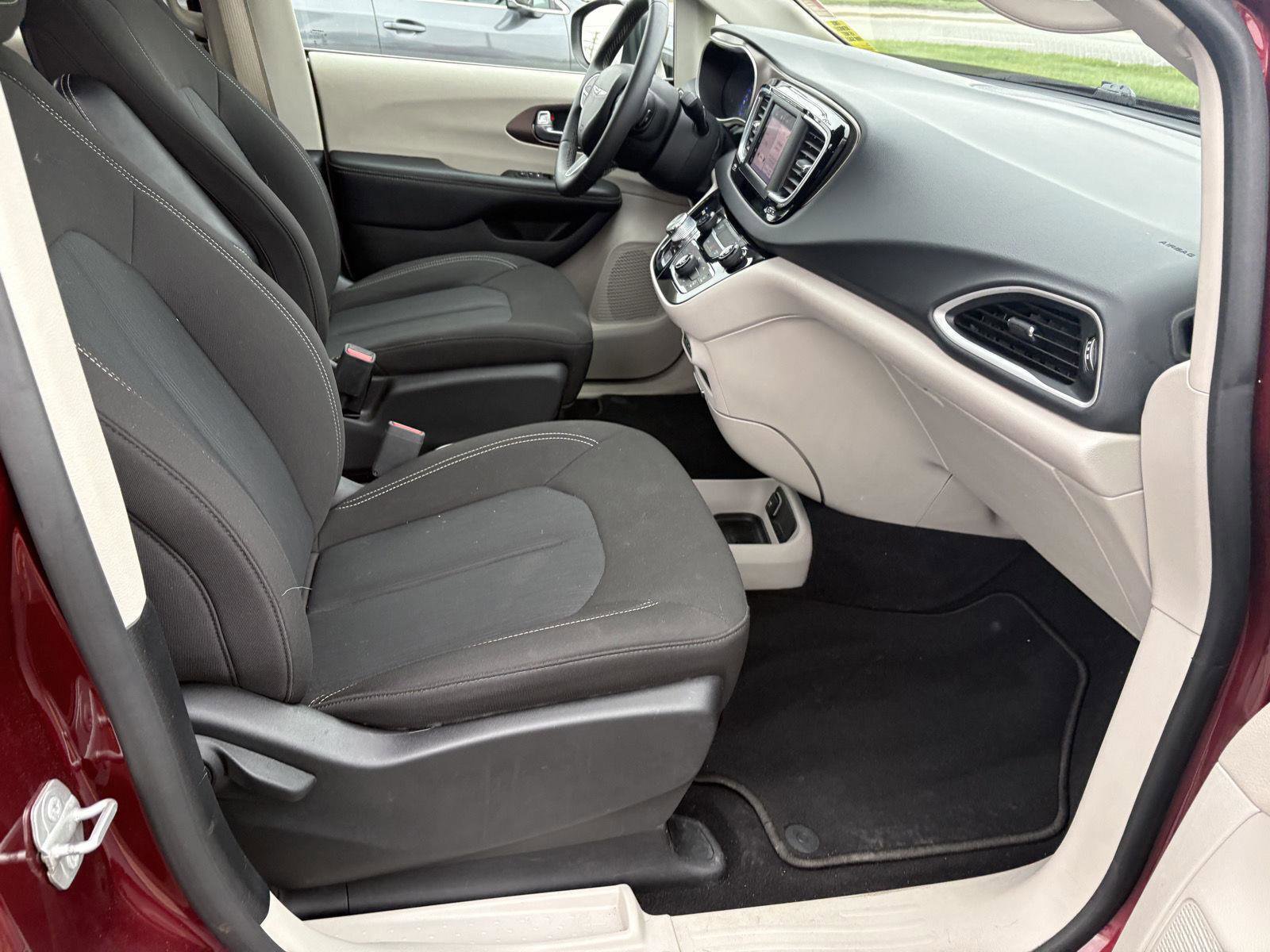 Used 2023 Chrysler Voyager LX image 19