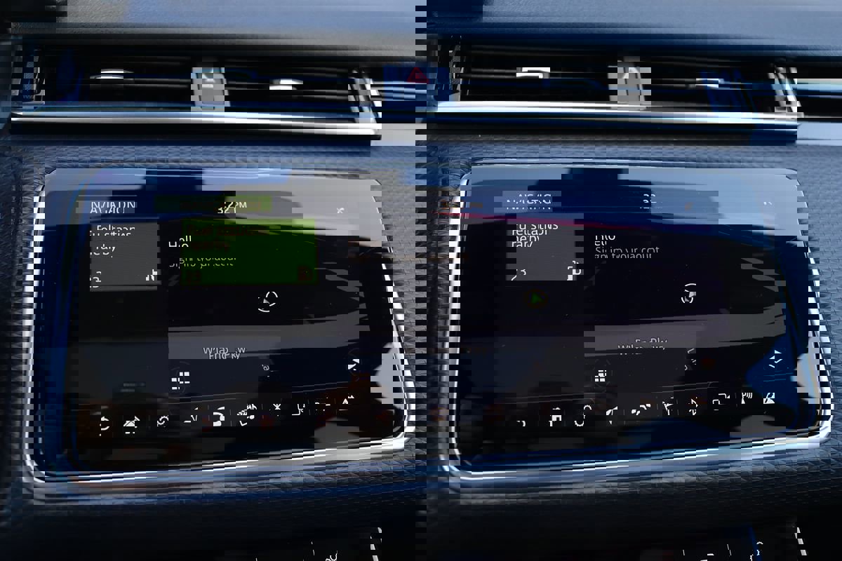 Used 2018 Land Rover Range Rover Velar R-Dynamic SE image 25