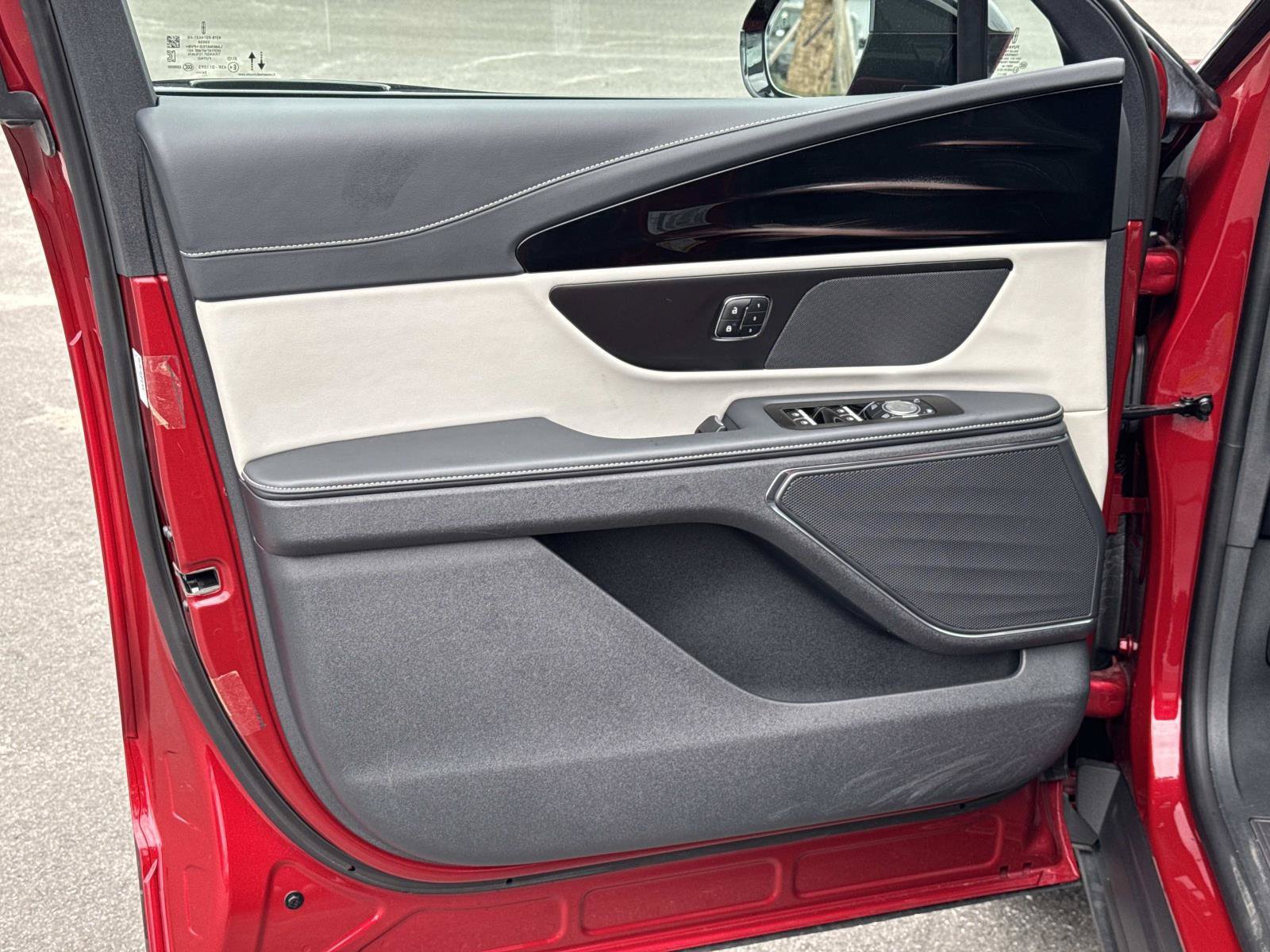 Used 2025 Lincoln Nautilus Premier AWD/4WD image 18