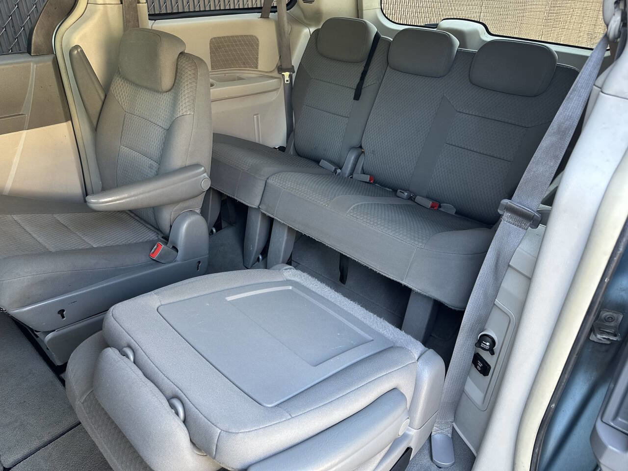 Used 2010 Chrysler Town & Country Touring image 13