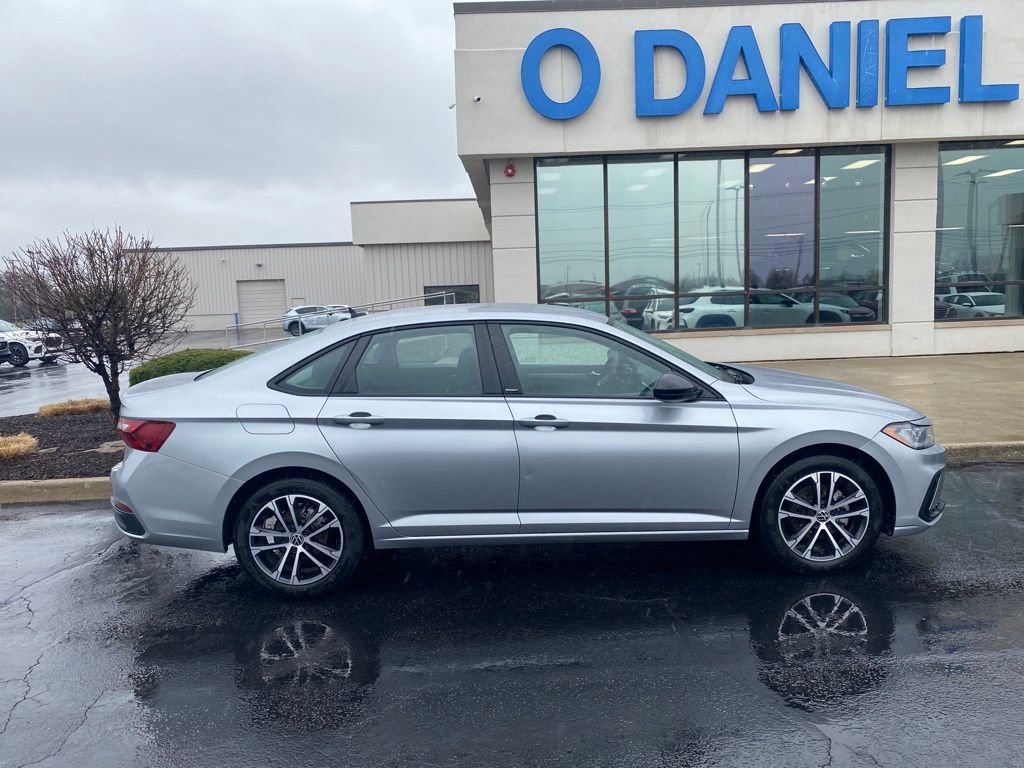 Used 2025 Volkswagen Jetta Sport image 2