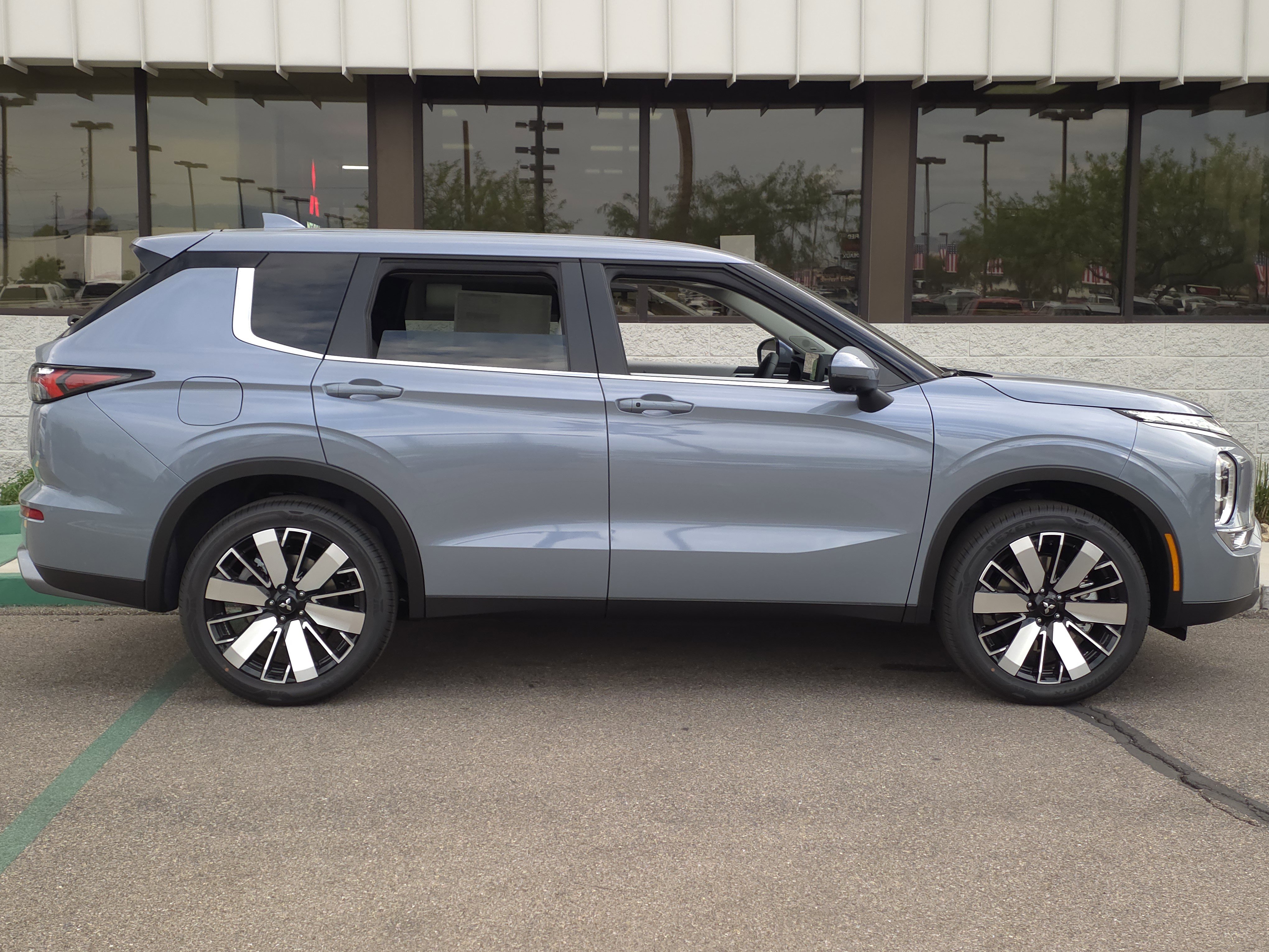 New 2025 Mitsubishi Outlander SE image 6
