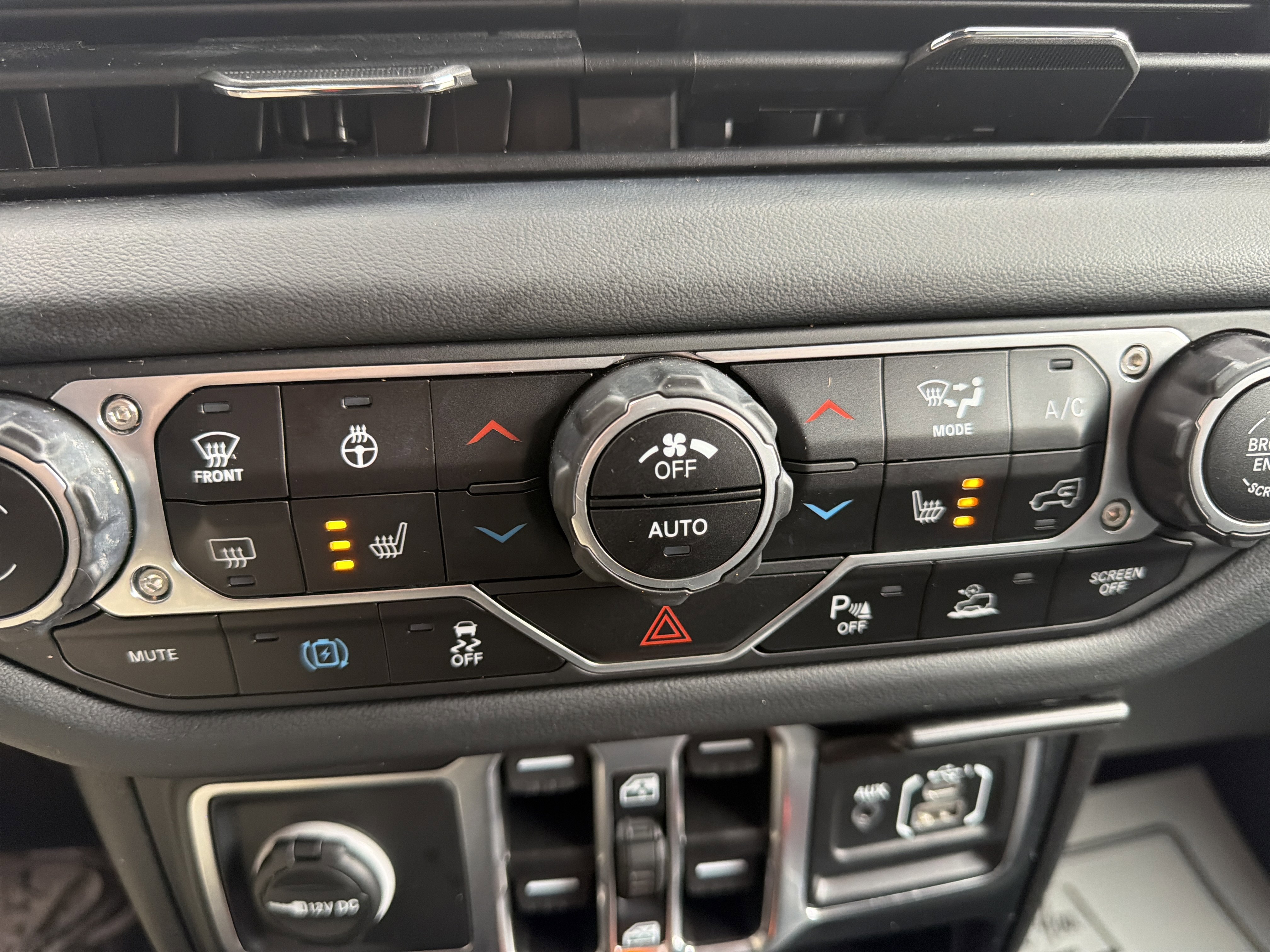 Used 2024 Jeep Wrangler Sahara w/ Technology Group image 28