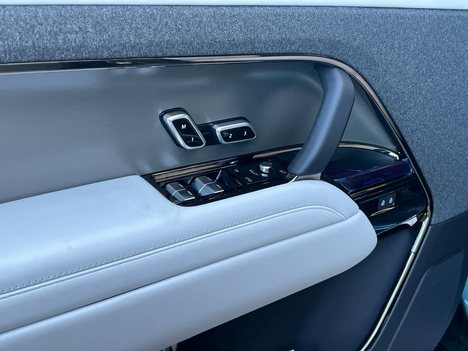 Used 2025 Land Rover Range Rover Sport SE image 14