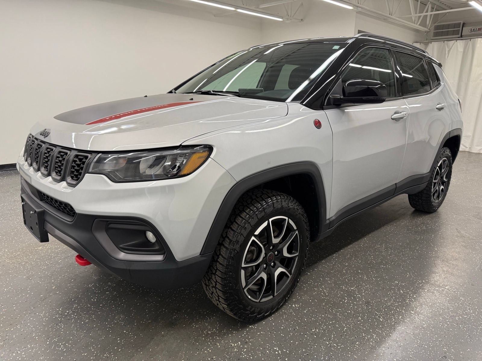 Used 2025 Jeep Compass Trailhawk AWD/4WD image 4