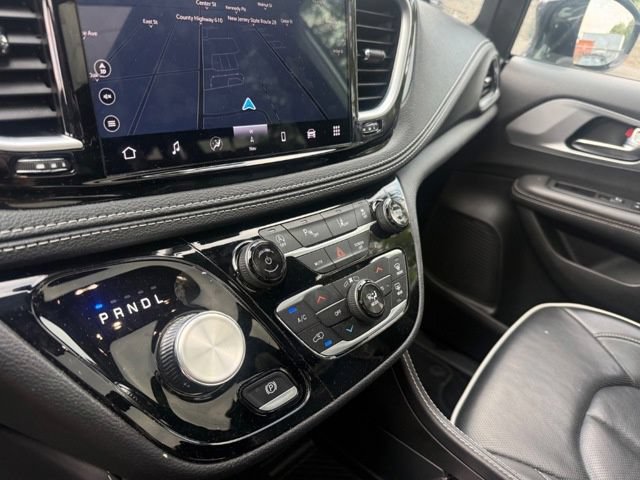 Used 2025 Chrysler Pacifica Limited FWD image 12