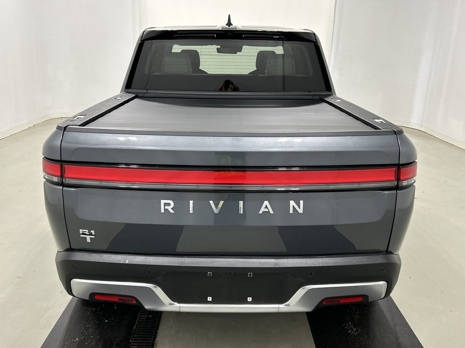 Used 2025 Rivian R1T Adventure AWD/4WD image 4