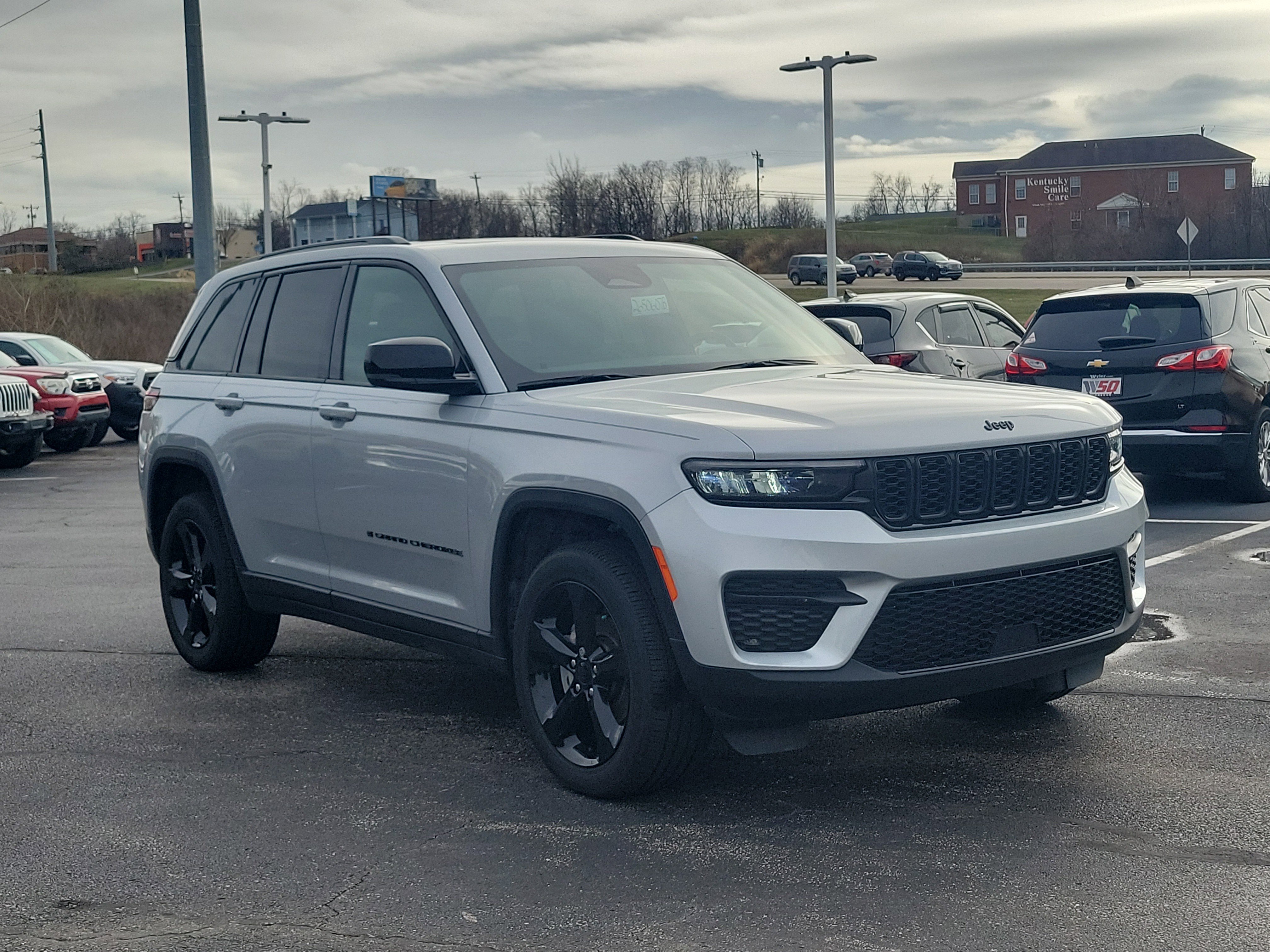 Used 2023 Jeep Grand Cherokee Altitude image 1
