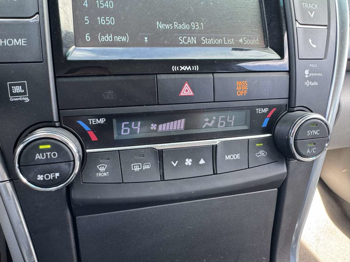 Used 2017 Toyota Camry XLE w/ Convenience Package FWD image 30