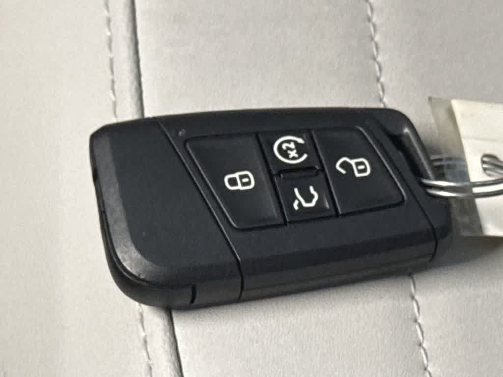 New 2025 Volkswagen Taos SE FWD image 28