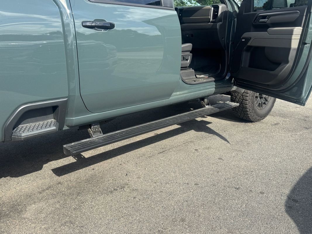 Used 2025 Chevrolet Silverado 2500 ZR2 w/ Technology Package image 4