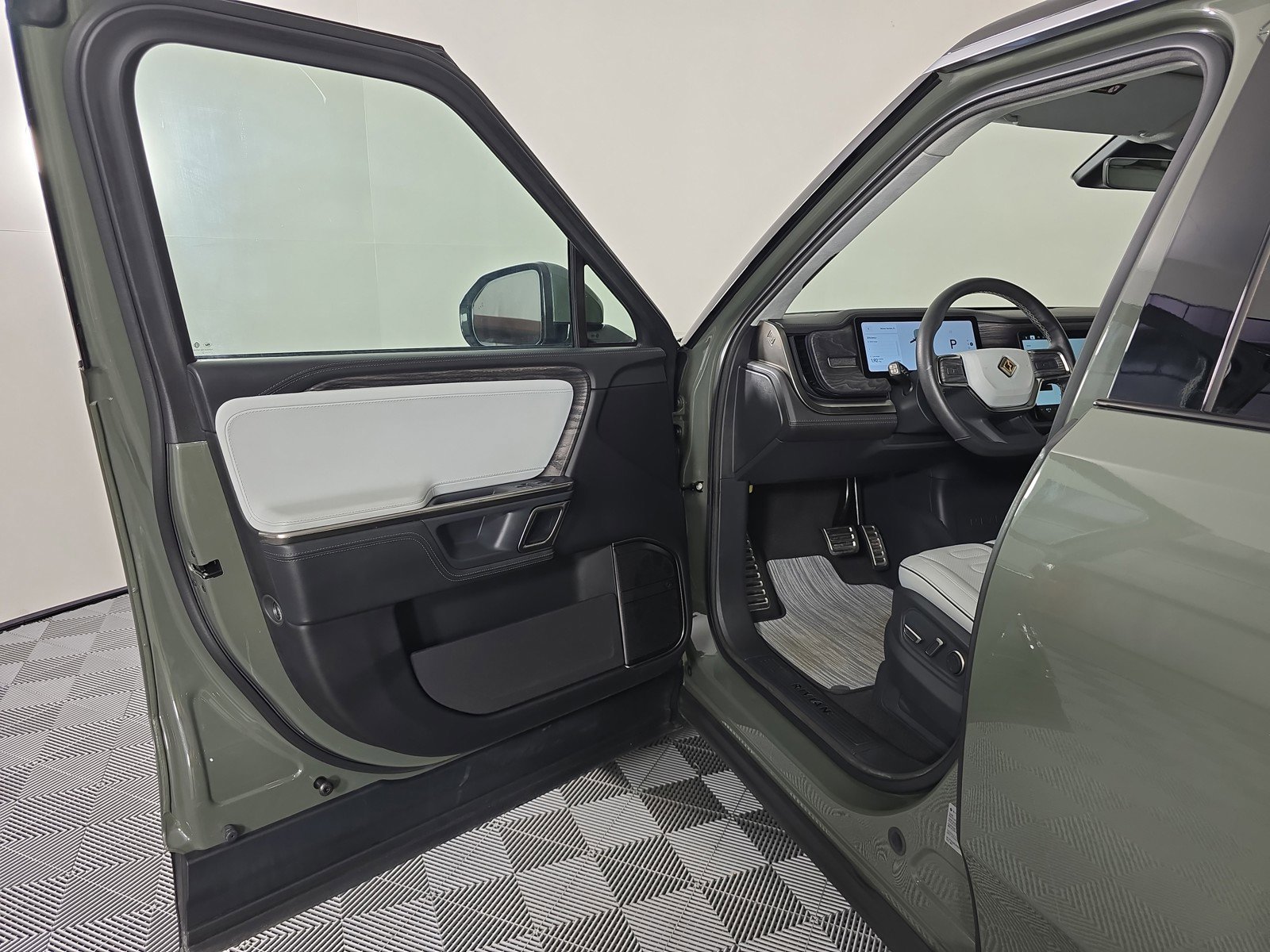 Used 2023 Rivian R1S Launch Edition image 16