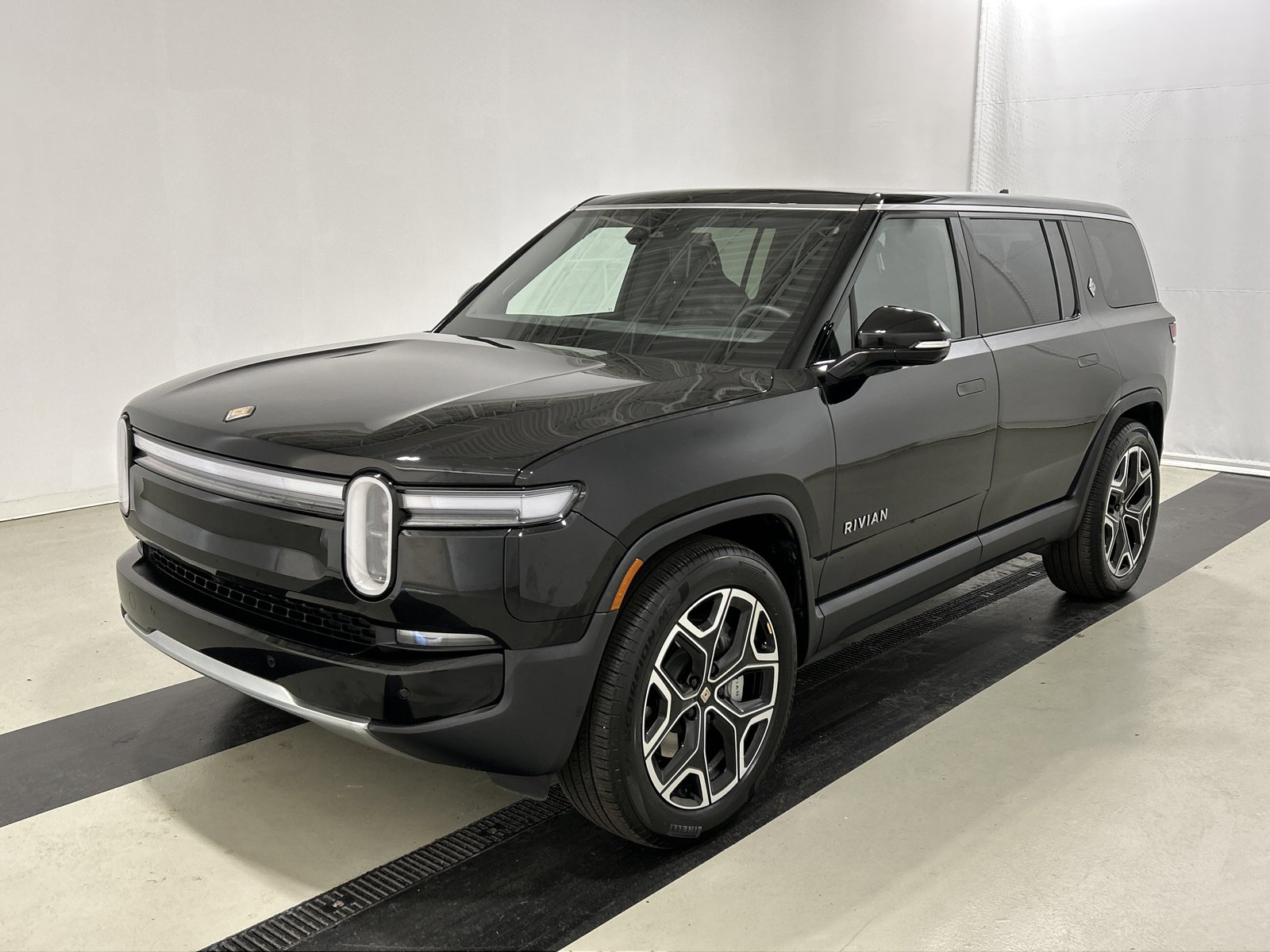 Used 2025 Rivian R1S Adventure image 1