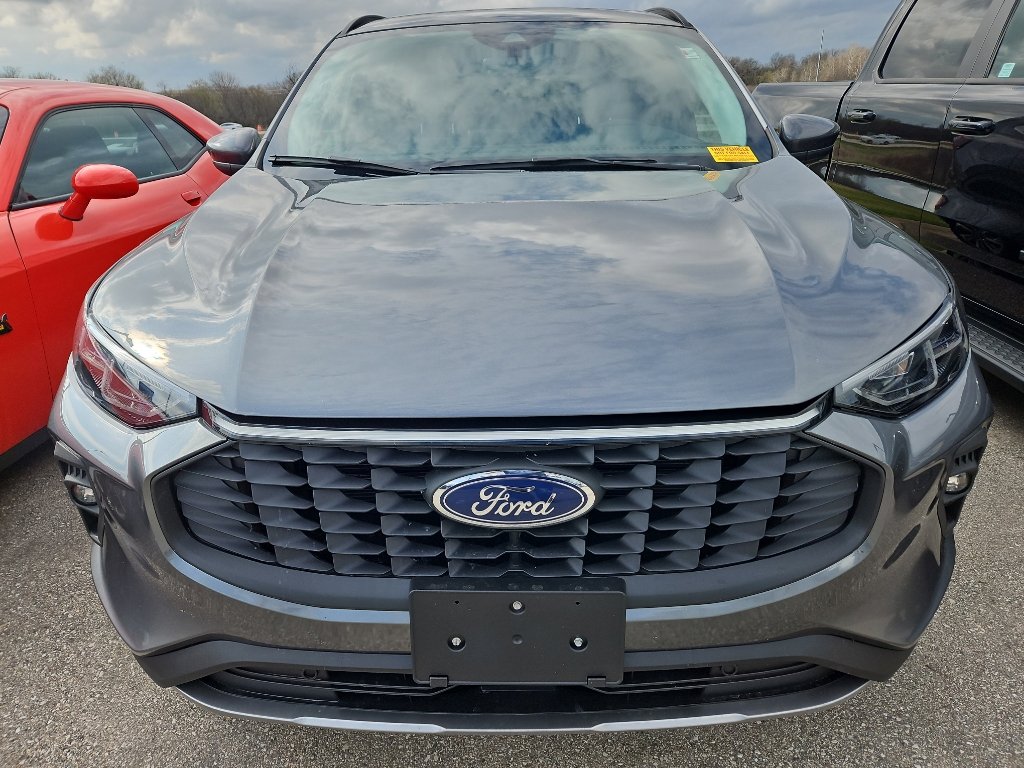 Used 2025 Ford Escape Platinum image 2