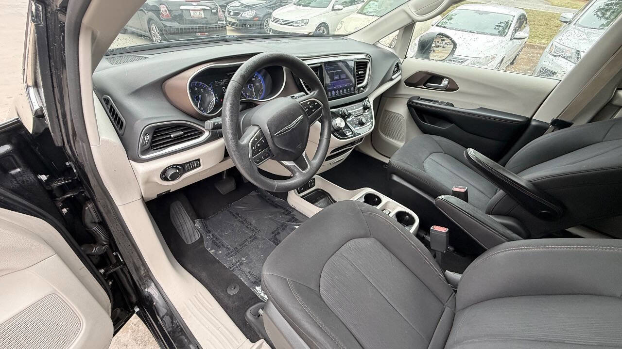 Used 2017 Chrysler Pacifica Touring FWD image 35