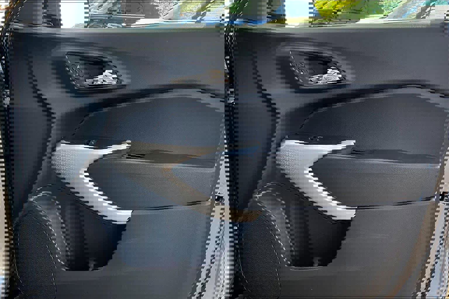 Used 2025 Chevrolet Trax LS image 22