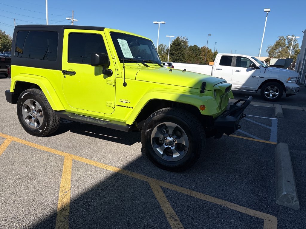 Used 2017 Jeep Wrangler Sahara w/ Connectivity Group AWD/4WD image 7