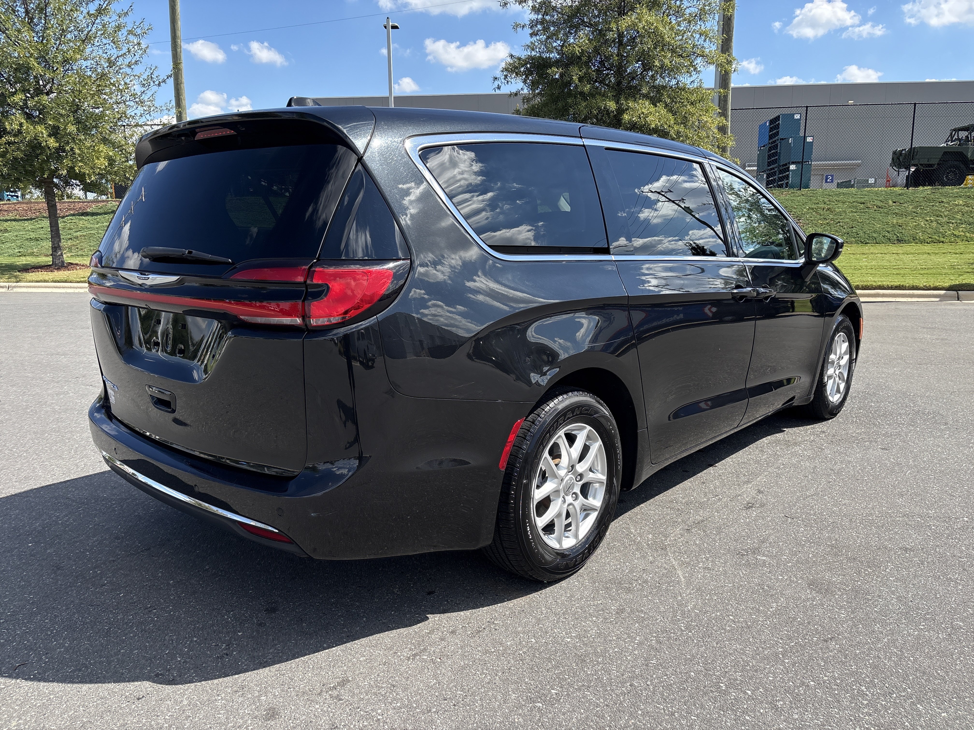 Used 2023 Chrysler Pacifica Touring-L FWD image 9