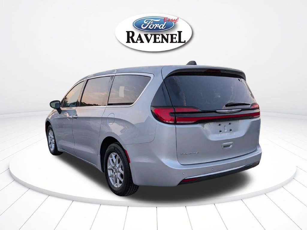 Used 2023 Chrysler Pacifica Touring-L FWD image 6
