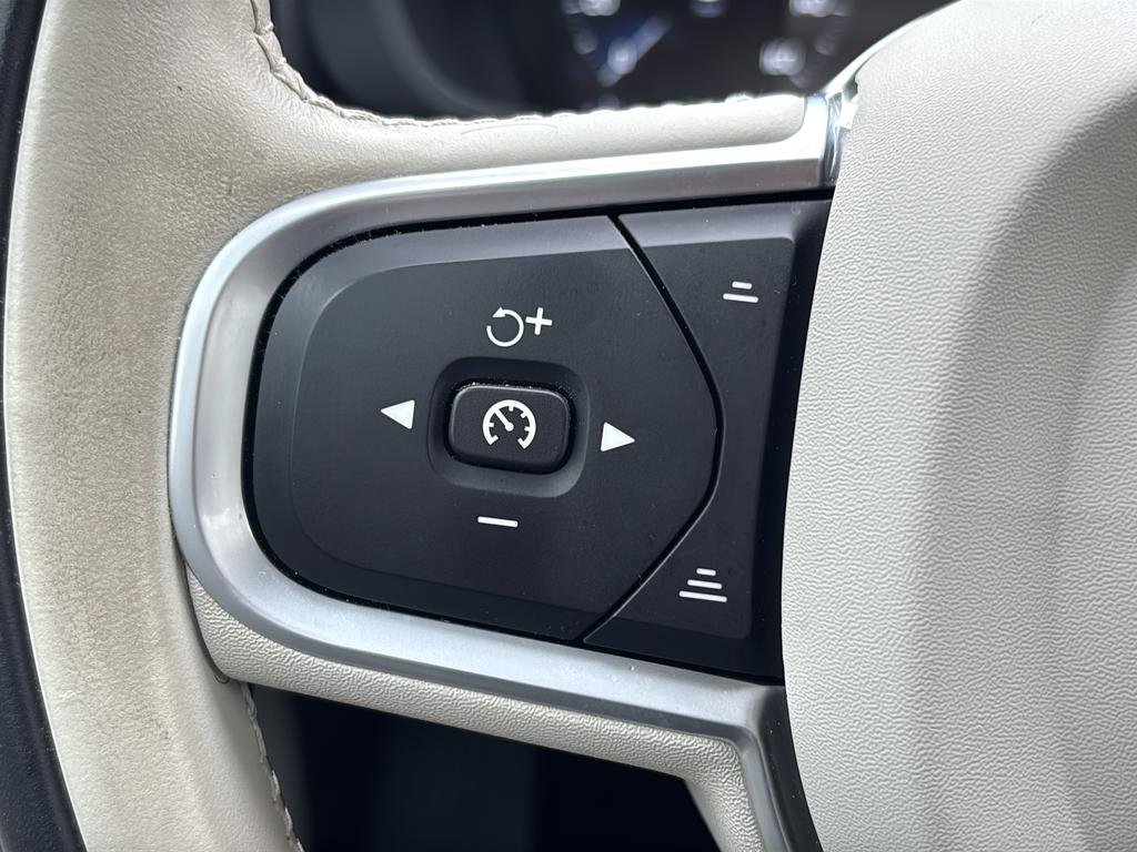 Used 2021 Volvo XC60 T5 Momentum w/ Premium Package image 27