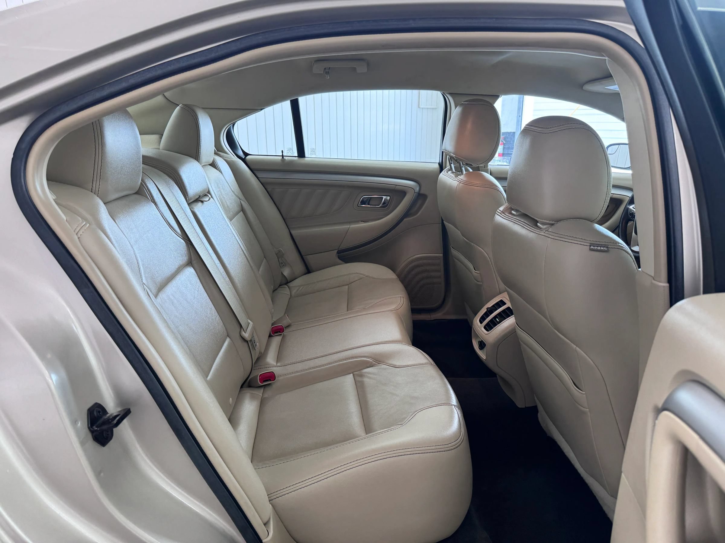 Used 2018 Ford Taurus SEL FWD image 11