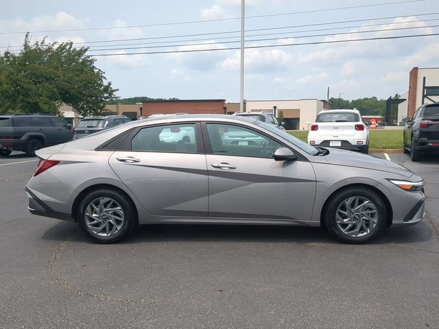 Used 2024 Hyundai Elantra SEL FWD image 3